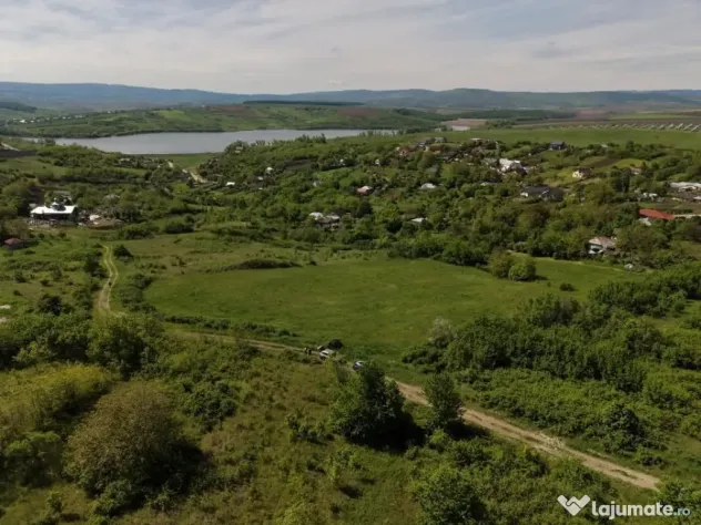 Teren compact intravilan 8000 mp vedere spre Lac, utilit?...