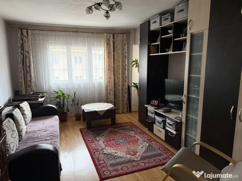 Apartament cu 3 camere, decomandat