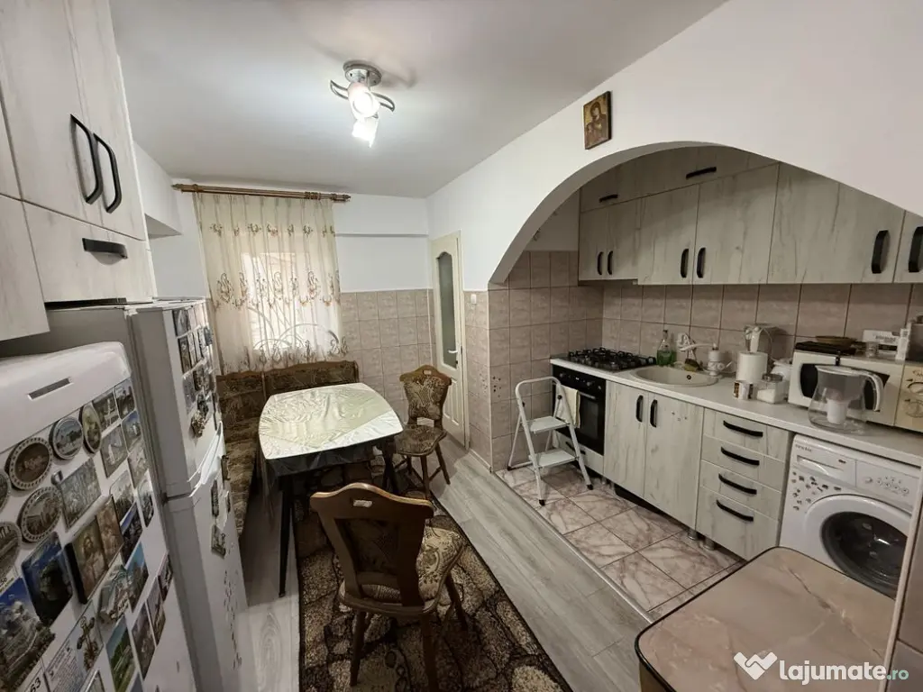 Apartament cu 3 camere, decomandat