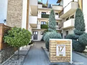 Apartament cu 3 camere si curte de 