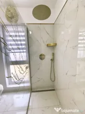 Apartament cu 3 camere si curte de 