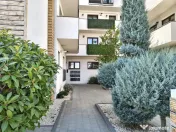 Apartament cu 3 camere si curte de 