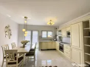 Apartament cu 3 camere si curte de 