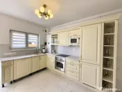 Apartament cu 3 camere si curte de 