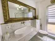 Apartament cu 3 camere si curte de 
