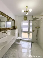 Apartament cu 3 camere si curte de 