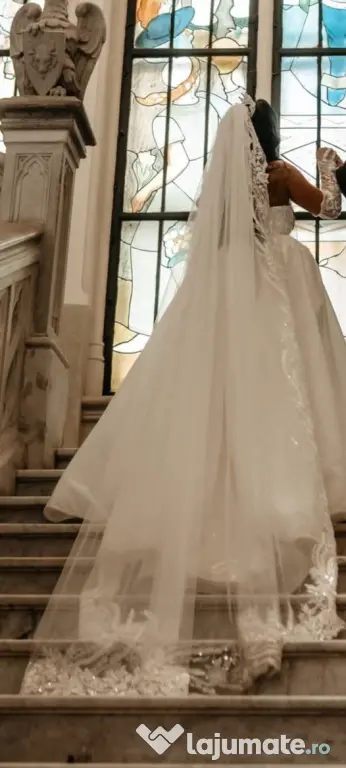 Vând rochie de mireasă cu trenă și voal foarte lung