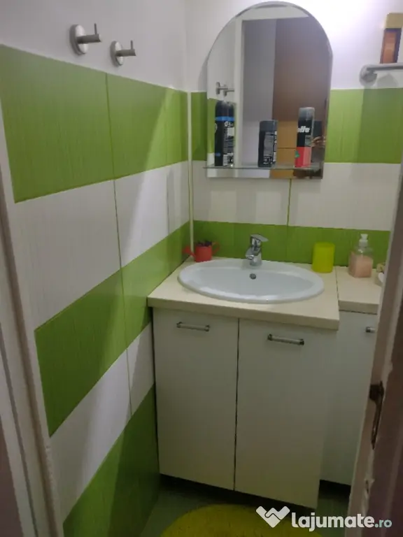 vând apartament 3 camere