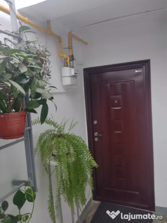 vând apartament 3 camere