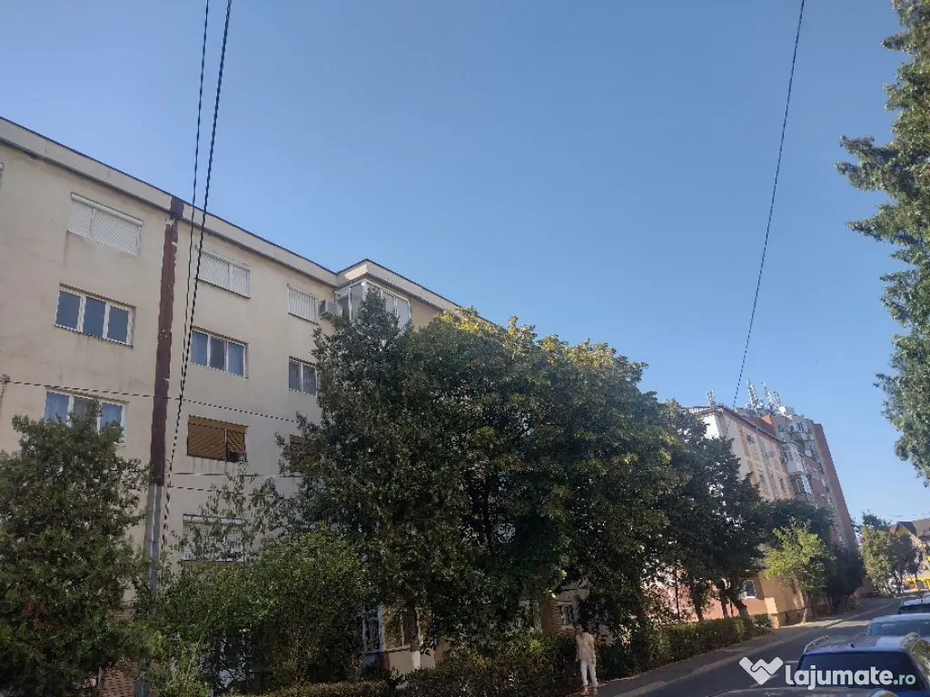 vând apartament 3 camere