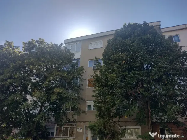 vând apartament 3 camere
