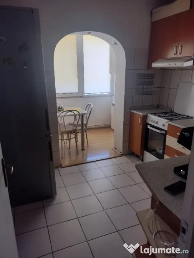 vând apartament 3 camere