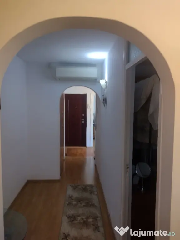 vând apartament 3 camere