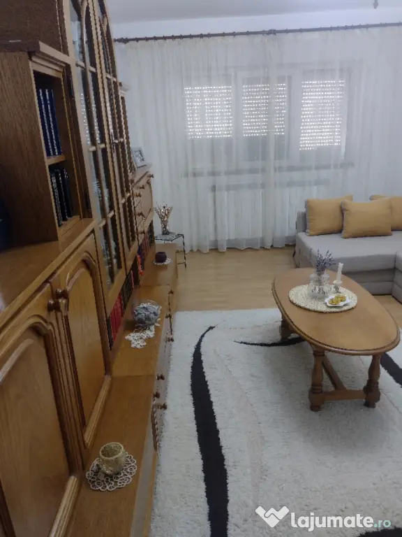vând apartament 3 camere