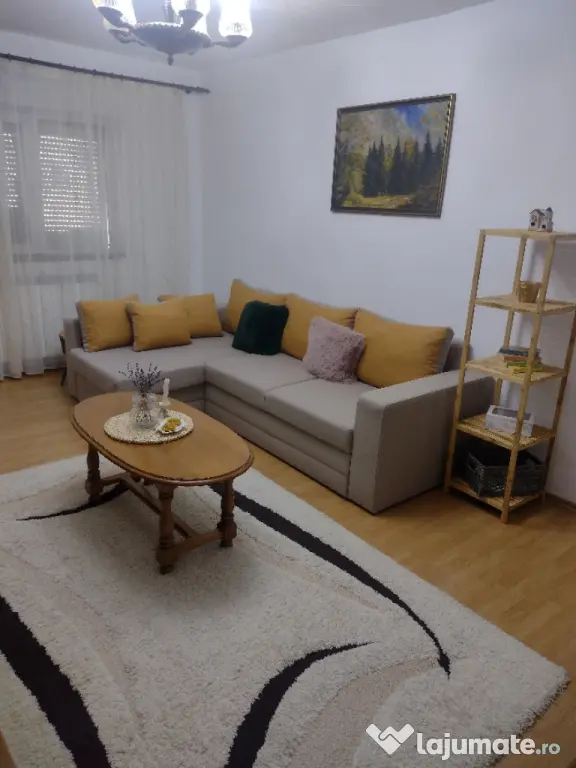 vând apartament 3 camere