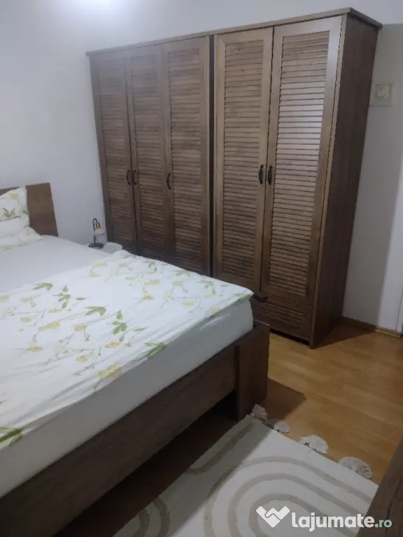 vând apartament 3 camere