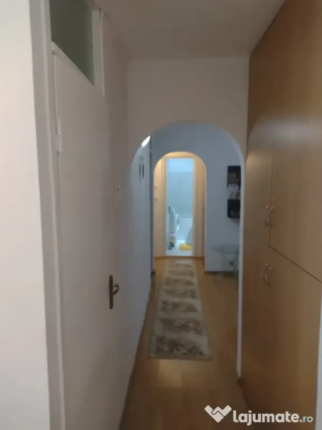 vând apartament 3 camere