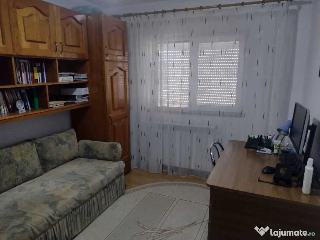 vând apartament 3 camere