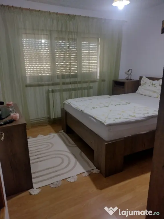 vând apartament 3 camere