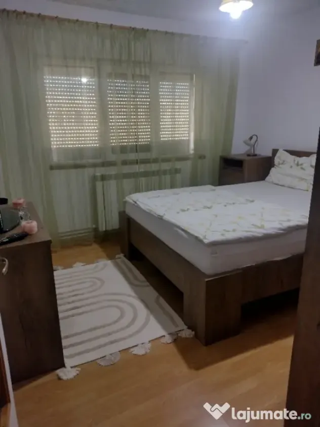 vând apartament 3 camere