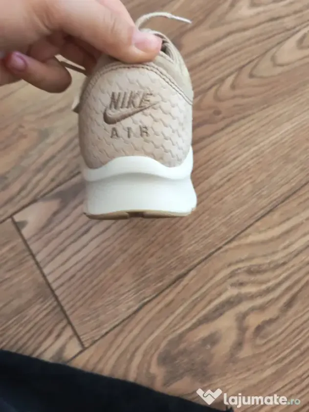 Adidași Nike piele întoarsă