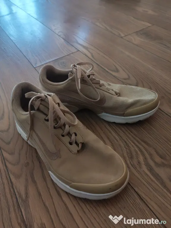 Adidași Nike piele întoarsă