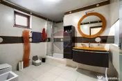 Casă modernă și spațioasă cu piscină,saună și sal... 