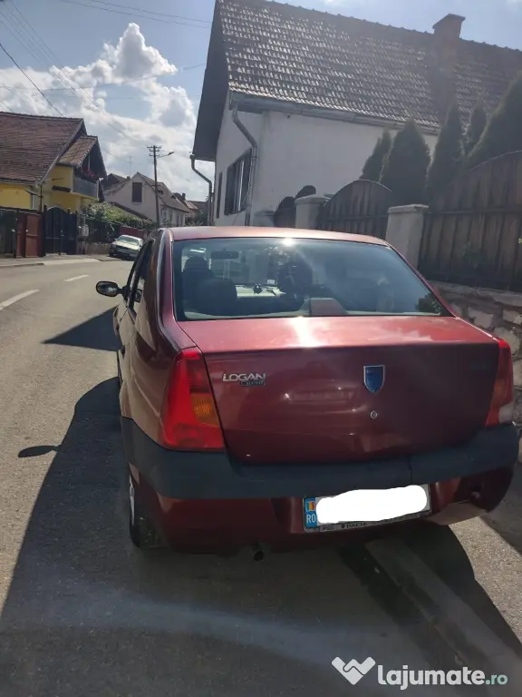 Se vinde Dacia Logan, oct. 2004, pe benzină, cu 86.300 km la bord.