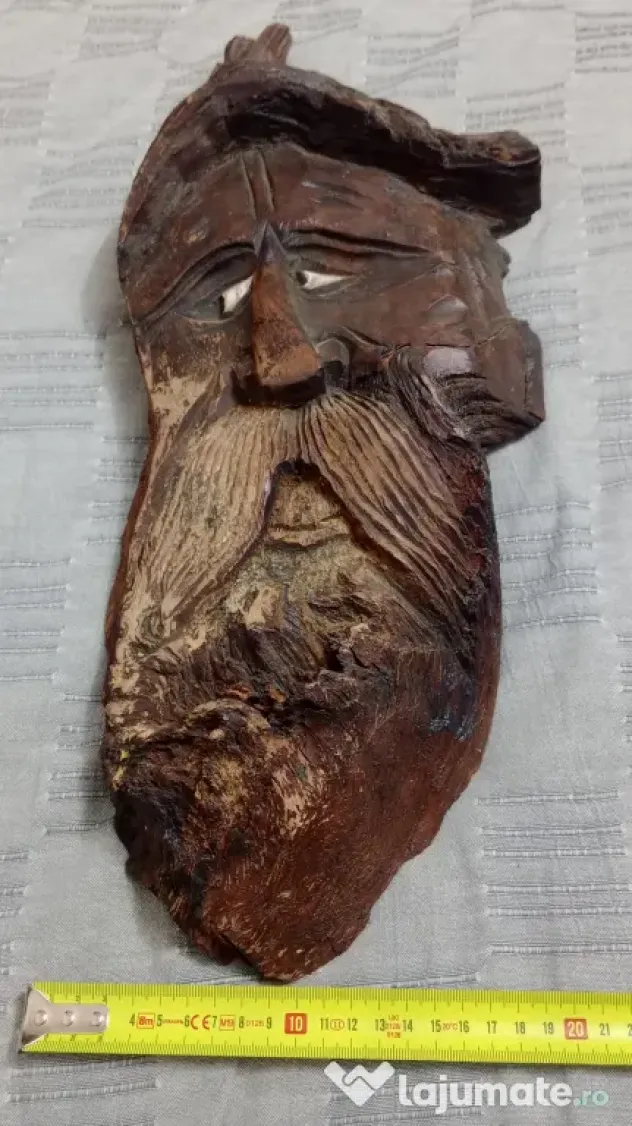 Masca sculptata in lemn masiv arta naiva romaneasca