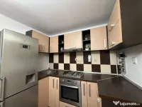 Mobilă bucătărie cu electrocasnice, masă și scaune tip bar incluse 