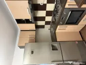 Mobilă bucătărie cu electrocasnice, masă și scaune tip bar incluse