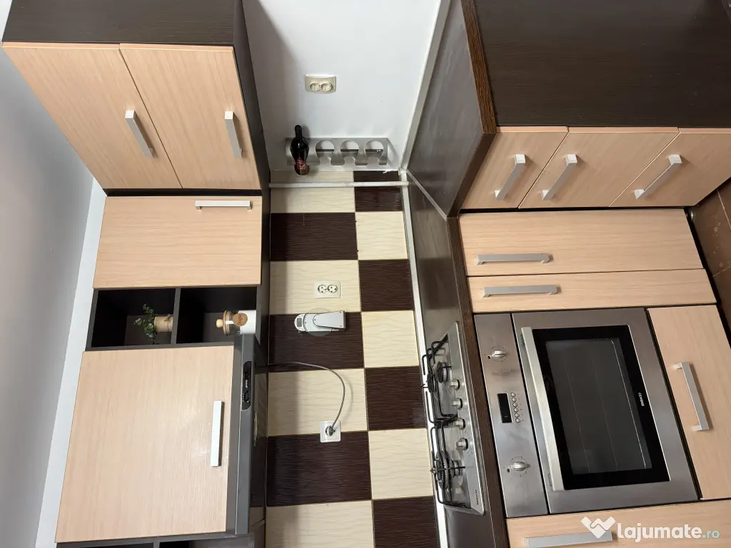 Mobilă bucătărie cu electrocasnice, masă și scaune tip bar incluse