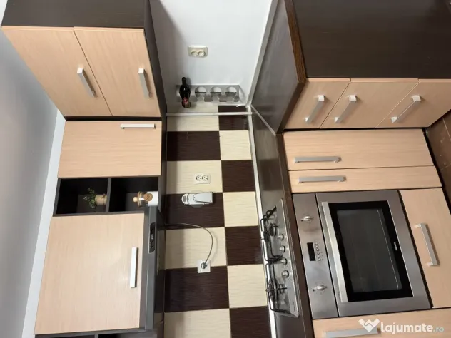 Mobilă bucătărie cu electrocasnice, masă și scaune tip bar incluse