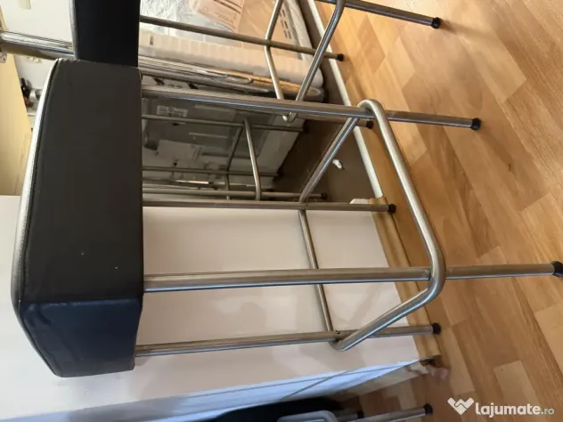 Mobilă bucătărie cu electrocasnice, masă și scaune tip bar incluse
