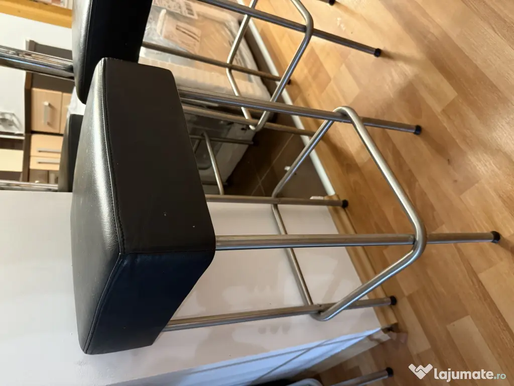 Mobilă bucătărie cu electrocasnice, masă și scaune tip bar incluse