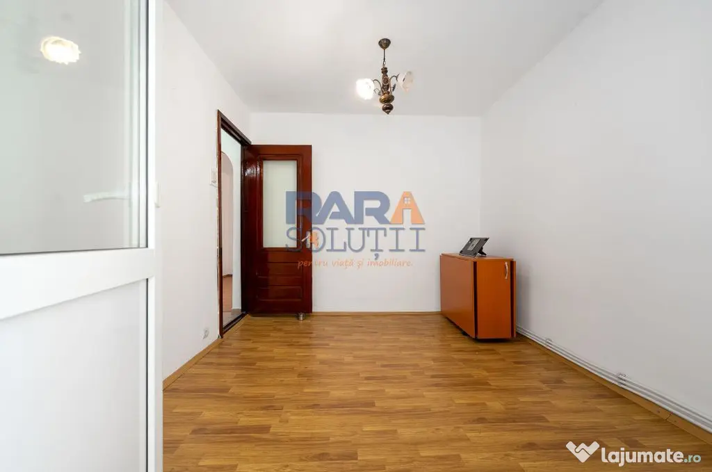 Apartament la etajul 1, semimobilat - Roman (Neamt)