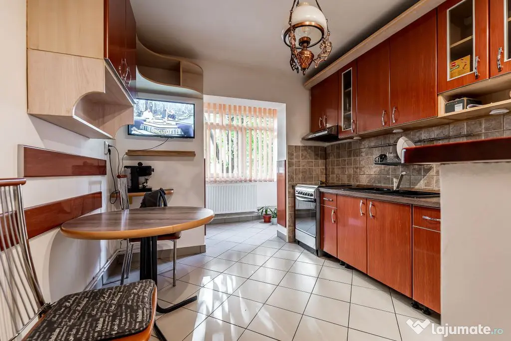 Apartament 4 camere la parter, acces direct din stradă i... - Arad (Arad)