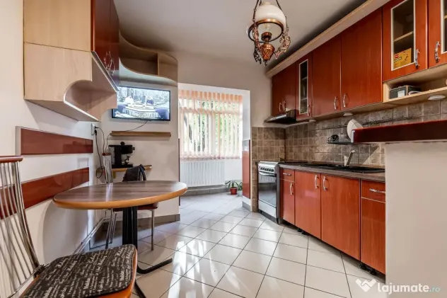 Apartament 4 camere la parter, acces direct din stradă i... - Arad (Arad)