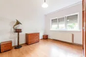 Apartament 4 camere la parter, acces direct din stradă i... 