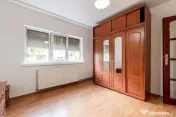 Apartament 4 camere la parter, acces direct din stradă i... 