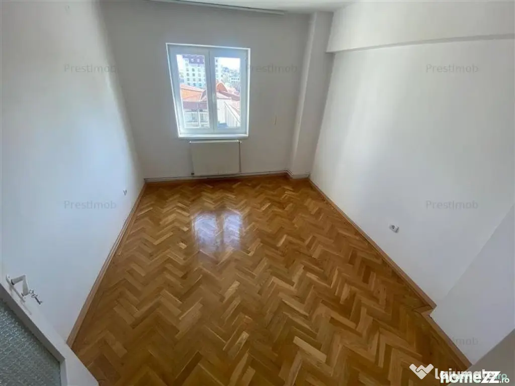 Vand apartament superb Ultracentral cu 4 camere,2 bai,spatios si lumin - Targu Mures (Mures)