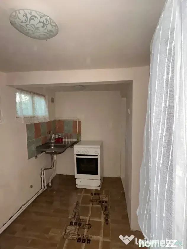 Vând casă cu 3 camere în cartierul Palas, Constanta - Constanta (Constanta)