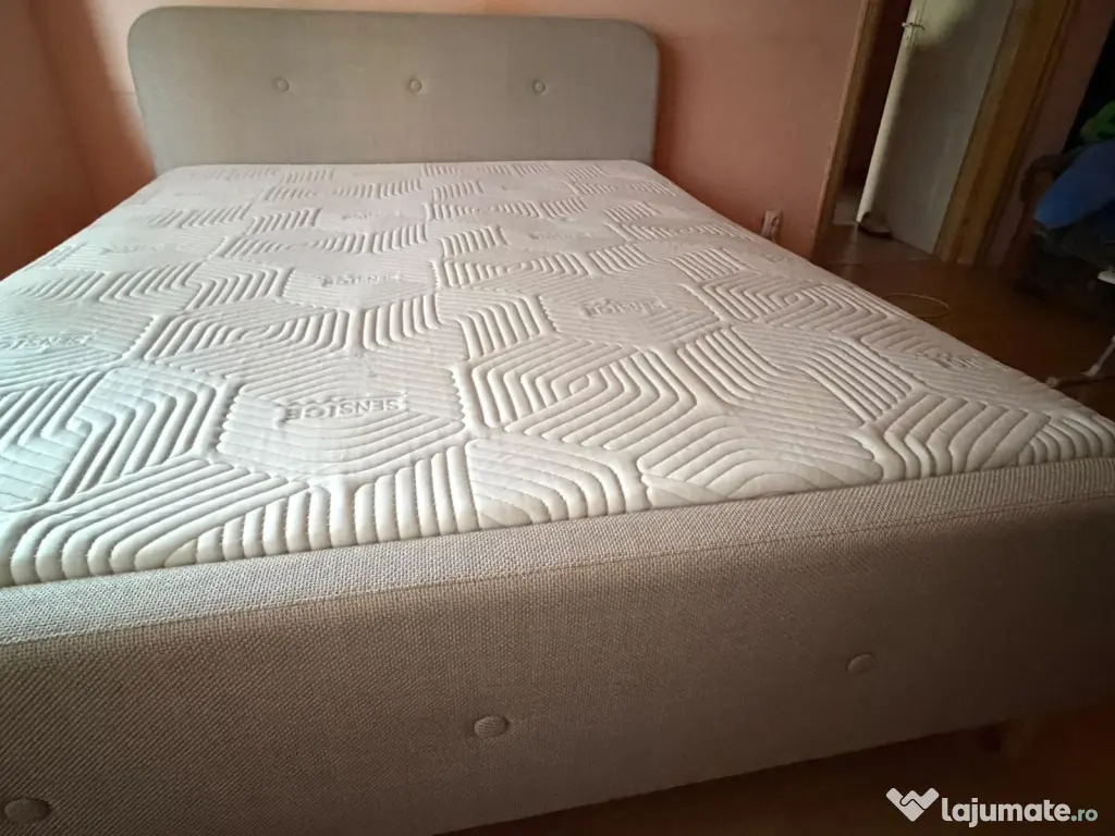 PAT dormitor tapițat jisk cu saltea inclusă.