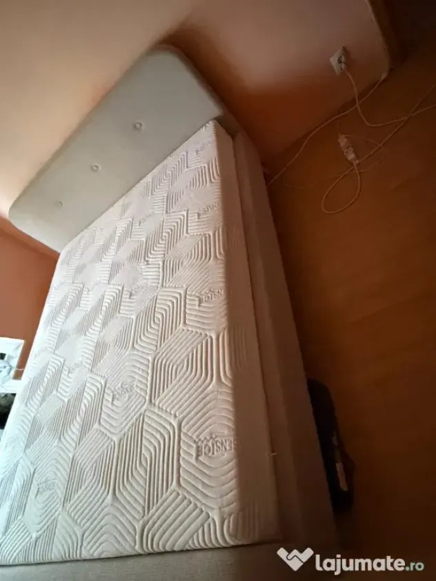 PAT dormitor tapițat jisk cu saltea inclusă.