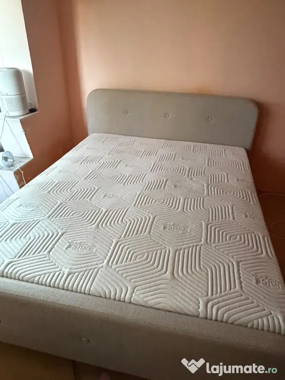 PAT dormitor tapițat jisk cu saltea inclusă.