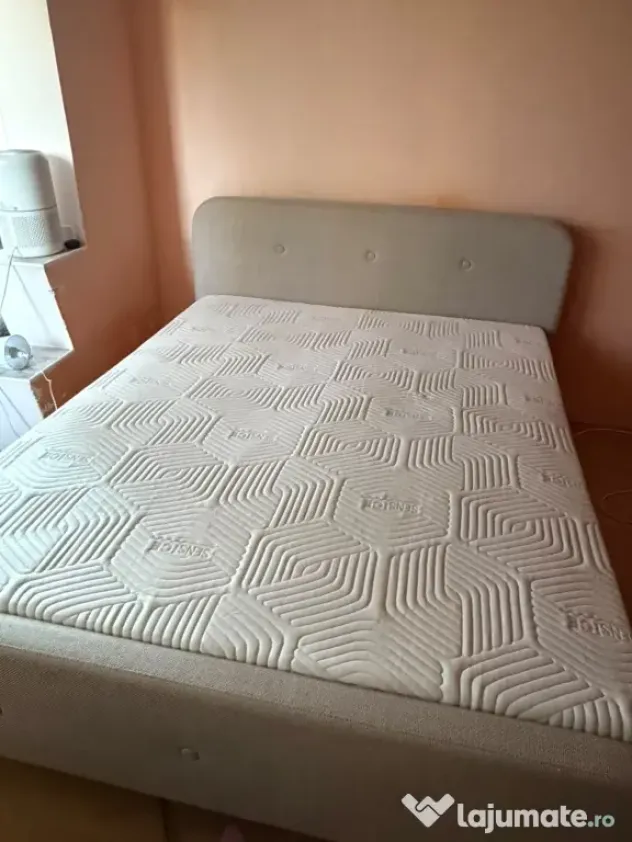 PAT dormitor tapițat jisk cu saltea inclusă.