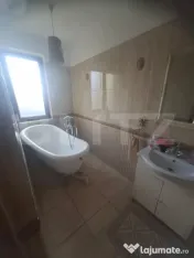 Pensiune cu 2 sali de evenimente, teren 6573 mp, zona Suceav
