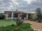 Pensiune cu 2 sali de evenimente, teren 6573 mp, zona Suceav