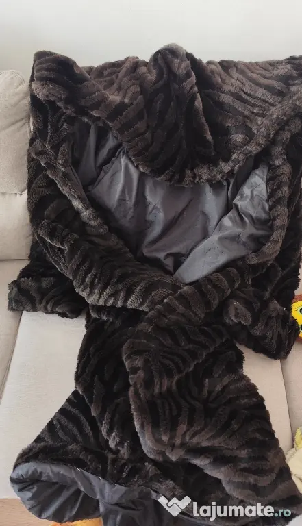 Haină de blană vintage / retro cu glugă – model deosebit, croi amplu