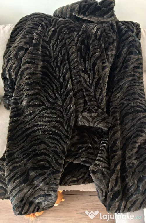Haină de blană vintage / retro cu glugă – model deosebit, croi amplu